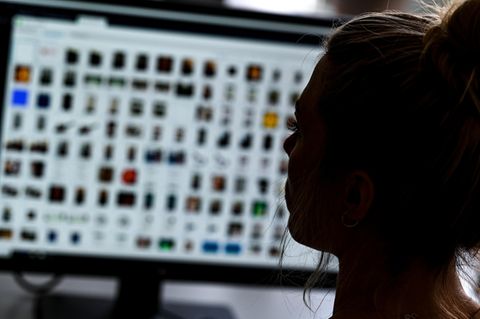 Eine Kriminaloberkommissarin sitzt vor einem Auswertungscomputer bei Ermittlungen gegen Kinderpornografie und sexuellem Missbrauch 