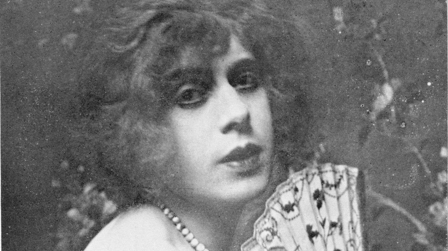 Lili Elbe mit einem Fächer in der Hand