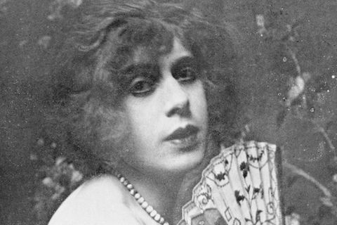 Lili Elbe mit einem Fächer in der Hand