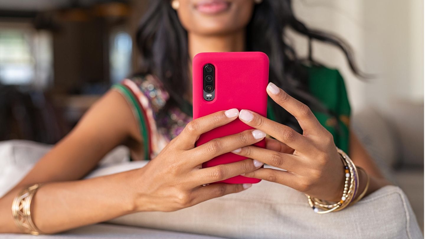 Frau hält Handyhülle in die Kamera