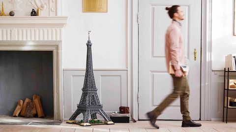 Lego Neuheiten 2022: Der neu Lego Eiffelturm steht auf dem Parkett eines Wohnzimmers