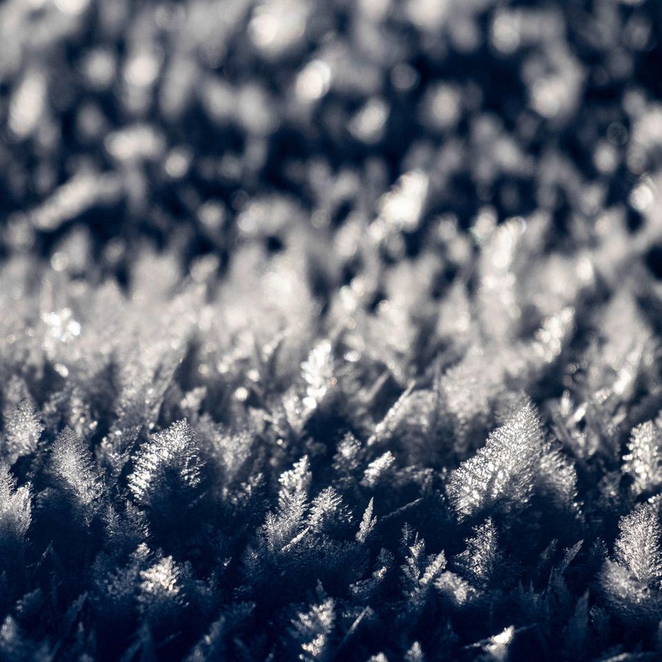 Eiskristalle bilden sich auf einer Schneeschicht