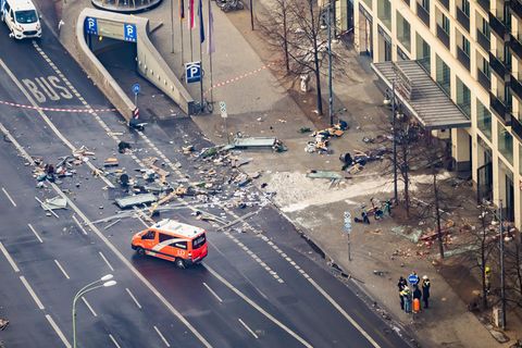 Nach dem Bruch des Aquariums gelangten große Mengen Wasser auf die Karl-Liebknecht-Straße in Berlin