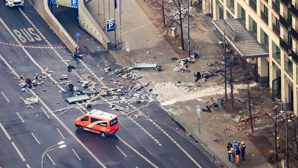 Nach dem Bruch des Aquariums gelangten große Mengen Wasser auf die Karl-Liebknecht-Straße in Berlin