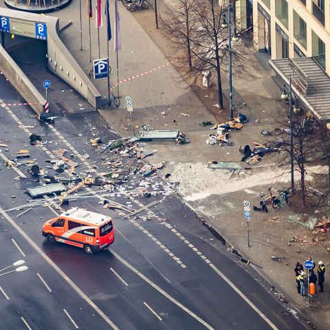 Nach dem Bruch des Aquariums gelangten große Mengen Wasser auf die Karl-Liebknecht-Straße in Berlin