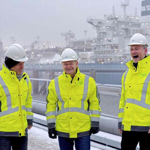 Olaf Scholz (M.), Robert Habeck (l.) und Christian Lindner bei der LNG-Terminal-Eröffnung in Wilhelmshaven