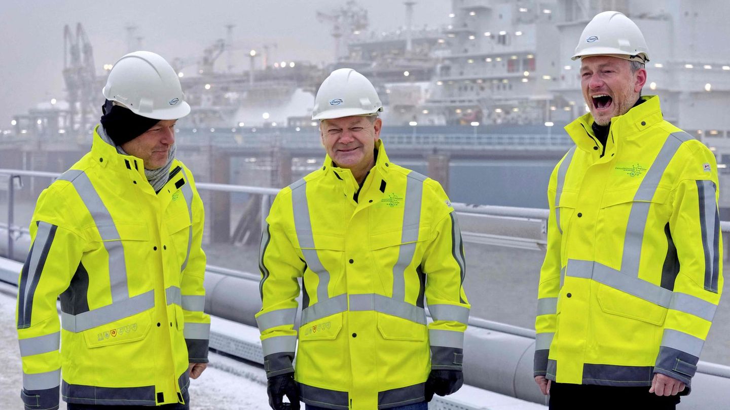 Olaf Scholz (M.), Robert Habeck (l.) und Christian Lindner bei der LNG-Terminal-Eröffnung in Wilhelmshaven