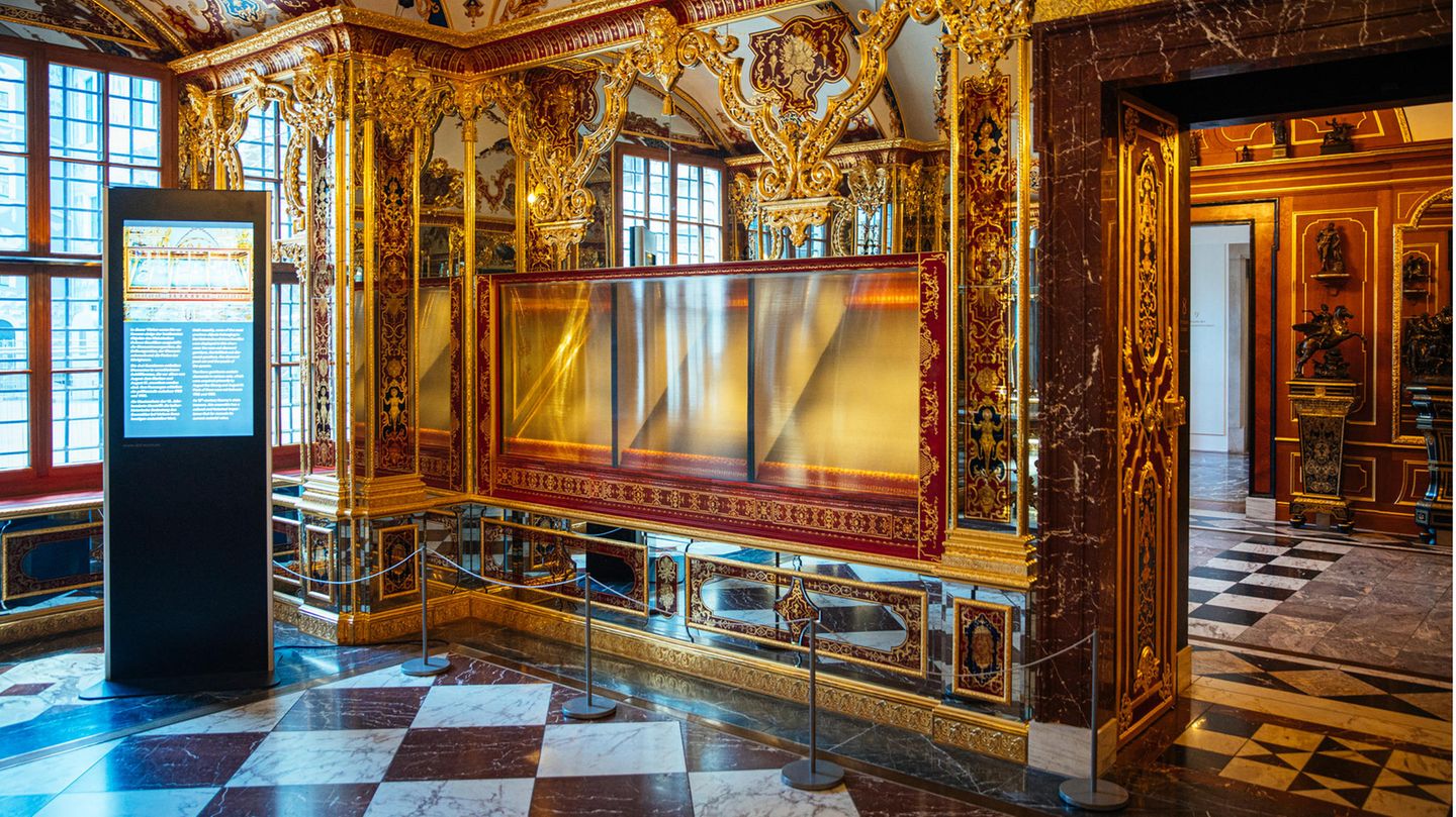 Leere Vitrine im Grünen Gewölbe in Dresden