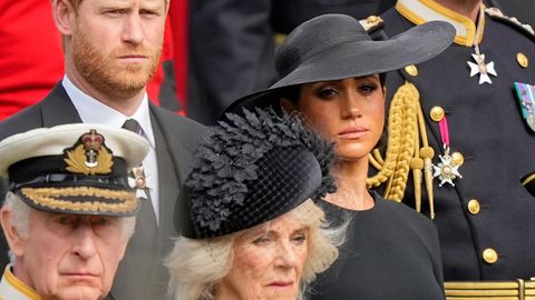 Prinz Harry, Herzogin Meghan, König Charles und Königin Camilla während der Beerdigung von Queen Elizabeth II.