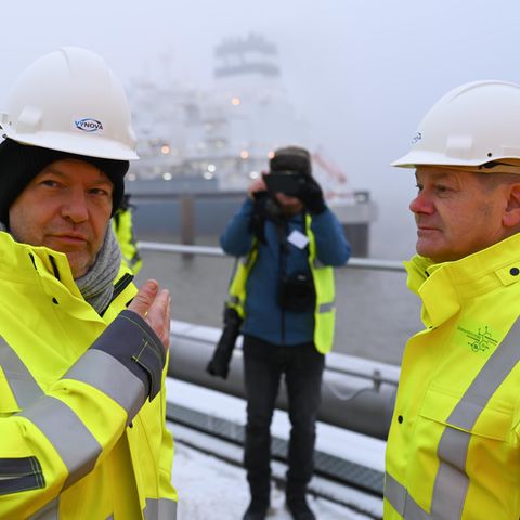 Robert Habeck (l.) und Olaf Scholz bei der Einweihung des ersten deutschen LNG-Terminals in Wilhelmshaven