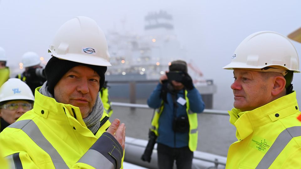 Robert Habeck (l.) und Olaf Scholz bei der Einweihung des ersten deutschen LNG-Terminals in Wilhelmshaven
