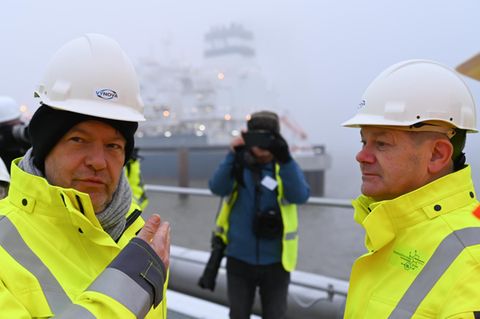 Robert Habeck (l.) und Olaf Scholz bei der Einweihung des ersten deutschen LNG-Terminals in Wilhelmshaven