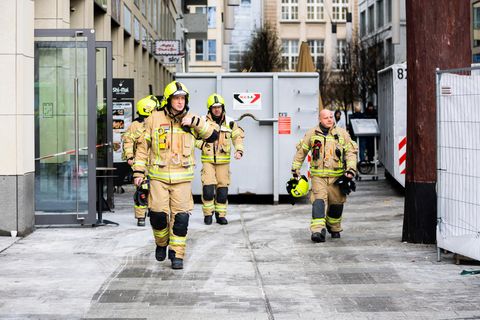 Feuerwehrleute am Tag nach dem Unglück am Berliner Großaquarium "Aquadom"
