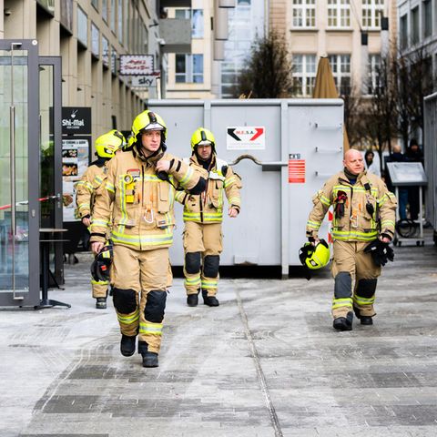 Feuerwehrleute am Tag nach dem Unglück am Berliner Großaquarium "Aquadom"