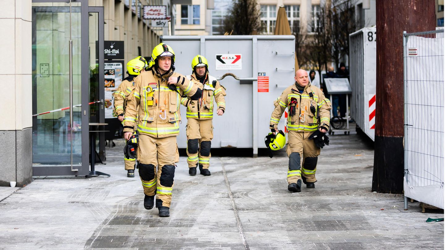 Feuerwehrleute am Tag nach dem Unglück am Berliner Großaquarium "Aquadom"