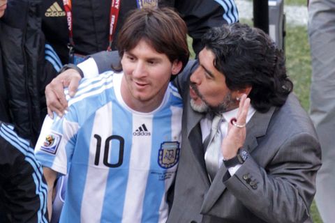 In Südafrika 2010 waren Messi und Maradona vereint. Messi sollte unter dem Nationaltrainer Maradona die Argentinier zum Titel führen. Das Vorhaben scheiterte im Viertelfinale erneut an den Deutschen, die den Gegner mit 4:0 rasierten. Maradona war als Trainer komplett überfordert, seine Mannschaft ein taktischer Hühnerhaufen, da konnte auch ein Messi nichts mehr bewirken. Vor der WM hatte Maradona in erster Linie mit einem vulgären Ausfall von sich Reden gemacht, als er Journalisten nach der knappen Qualifikation beschimpfte ("Ihr könnt mir einen blasen").