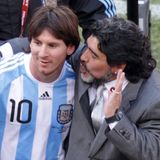In Südafrika 2010 waren Messi und Maradona vereint. Messi sollte unter dem Nationaltrainer Maradona die Argentinier zum Titel führen. Das Vorhaben scheiterte im Viertelfinale erneut an den Deutschen, die den Gegner mit 4:0 rasierten. Maradona war als Trainer komplett überfordert, seine Mannschaft ein taktischer Hühnerhaufen, da konnte auch ein Messi nichts mehr bewirken. Vor der WM hatte Maradona in erster Linie mit einem vulgären Ausfall von sich Reden gemacht, als er Journalisten nach der knappen Qualifikation beschimpfte ("Ihr könnt mir einen blasen").