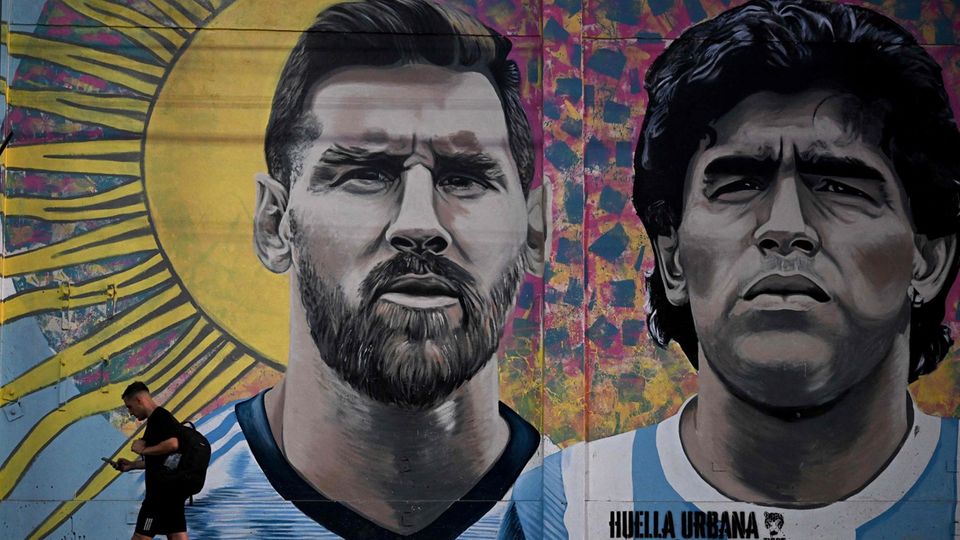 Messi und Maradona vereint in einem Wandbild in Buenos Aires in diesen Tagen. Die beiden Fußballgenies werden in Argentinien verehrt wie niemand sonst. Doch während Maradona wie ein Heiliger angebetet wird, sieht man Messi kritischer. Die Misserfolge der Nationalelf werden auch ihm angelastet. Dennoch hat das Land auf die WM hingefiebert: Messi soll endlich den WM-Titel nach Argentinien holen, den ersten seit 1986, als Maradona die Nationalelf zum großen Triumph führte.