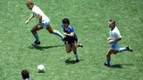 Nur wenige Minuten nach dem großen Betrug zeigte Maradona, zu was er in der Lage ist: Er setzte zu einem unnachahmlichen Sololauf in der eigenen Hälfte an (im Bild) und erzielte das 2:0. Dieses Tor gilt als das Schönste aller Zeiten. Das Spiel endete 2:1 für Argentinien. Spiele wie dieses erhoben Maradona damals in den Rang eines Heiligen.
