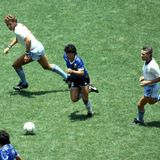 Nur wenige Minuten nach dem großen Betrug zeigte Maradona, zu was er in der Lage ist: Er setzte zu einem unnachahmlichen Sololauf in der eigenen Hälfte an (im Bild) und erzielte das 2:0. Dieses Tor gilt als das Schönste aller Zeiten. Das Spiel endete 2:1 für Argentinien. Spiele wie dieses erhoben Maradona damals in den Rang eines Heiligen.