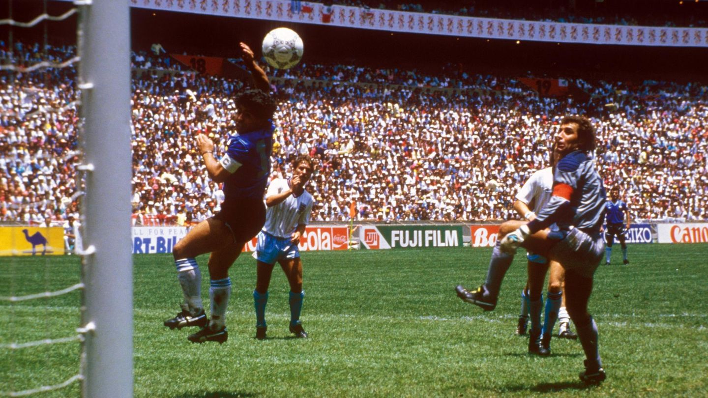 Wenn man von Maradona und dem WM-Titel 1986 erzählt, spielt natürlich das Viertelfinale gegen England die Hauptrolle. Damals schoss Maradona die zwei berühmtesten Tore des Fußballs. Zuerst kam die Hand Gottes zum Einsatz, getarnt als Kopfball.