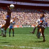 Wenn man von Maradona und dem WM-Titel 1986 erzählt, spielt natürlich das Viertelfinale gegen England die Hauptrolle. Damals schoss Maradona die zwei berühmtesten Tore des Fußballs. Zuerst kam die Hand Gottes zum Einsatz, getarnt als Kopfball.