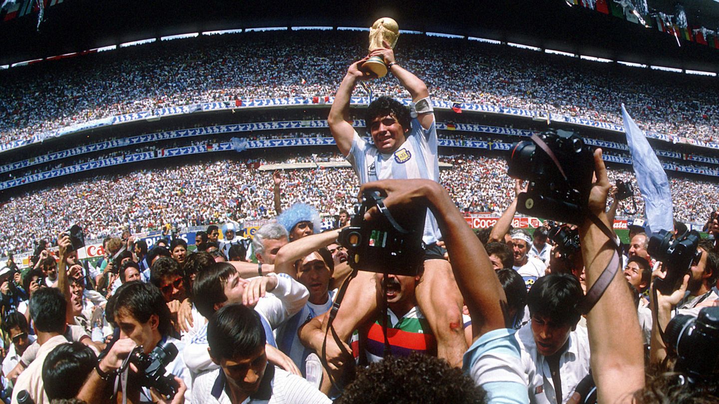 Der Triumph: Maradona wird auf Schultern getragen. Argentinien wird seinem Fußballgenie den WM-Titel nie vergessen. An diesen Erfolg konnte das Team seit dem nicht mehr anknüpfen. 1990 verlor die Nationalmannschaft mit einem älter gewordenen Maradona gegen Deutschland, 1994 wurde er des Dopings überführt und stürzte Argentinien in ein Tal der Tränen. Doch seinem Ruhm tat das keinen Abbruch. Der Titelgewinn 1986 bleibt der Maßstab, ...