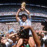 Der Triumph: Maradona wird auf Schultern getragen. Argentinien wird seinem Fußballgenie den WM-Titel nie vergessen. An diesen Erfolg konnte das Team seit dem nicht mehr anknüpfen. 1990 verlor die Nationalmannschaft mit einem älter gewordenen Maradona gegen Deutschland, 1994 wurde er des Dopings überführt und stürzte Argentinien in ein Tal der Tränen. Doch seinem Ruhm tat das keinen Abbruch. Der Titelgewinn 1986 bleibt der Maßstab, ...