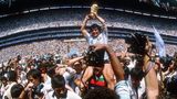 Der Triumph: Maradona wird auf Schultern getragen. Argentinien wird seinem Fußballgenie den WM-Titel nie vergessen. An diesen Erfolg konnte das Team seit dem nicht mehr anknüpfen. 1990 verlor die Nationalmannschaft mit einem älter gewordenen Maradona gegen Deutschland, 1994 wurde er des Dopings überführt und stürzte Argentinien in ein Tal der Tränen. Doch seinem Ruhm tat das keinen Abbruch. Der Titelgewinn 1986 bleibt der Maßstab, ...