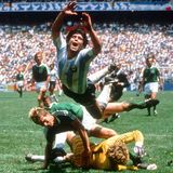 Im Finale trafen die Argentinier auf Deutschland. Die DFB-Elf schaffte es zwar mit vereinten Kräften, Maradona weitgehend im Griff zu behalten, dafür trafen andere. Aber den Siegtreffer bereitete Maradona mit einem genialen Pass auf Burruchaga vor.