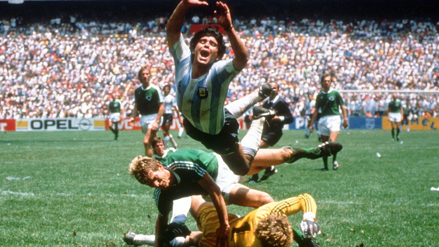 Im Finale trafen die Argentinier auf Deutschland. Die DFB-Elf schaffte es zwar mit vereinten Kräften, Maradona weitgehend im Griff zu behalten, dafür trafen andere. Aber den Siegtreffer bereitete Maradona mit einem genialen Pass auf Burruchaga vor.