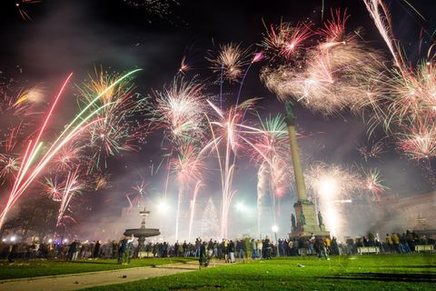 Silvesterfeuerwerk 2017/2018 in Stuttgart. Inzwischen werden wieder Rufe nach einem Böllerverbot zum Jahreswechsel laut.