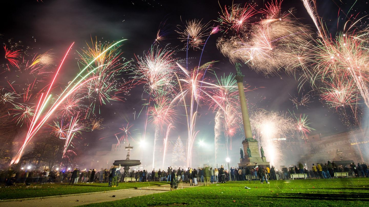 Silvesterfeuerwerk 2017/2018 in Stuttgart. Inzwischen werden wieder Rufe nach einem Böllerverbot zum Jahreswechsel laut.