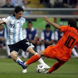 ... an dem Messi seit seinem ersten Einsatz für die Albiceleste bei der WM in Deutschland 2006 gemessen wird. Damals war er gerade mal 17 Jahre alt und durfte als Ersatzspieler ein wenig WM-Luft schnuppern. Nur gegen Holland kam er von Beginn an zum Einsatz (im Bild). Beim Aus im Elfmeterschießen im Viertelfinale gegen Deutschland saß Messi auf der Bank.