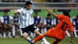 ... an dem Messi seit seinem ersten Einsatz für die Albiceleste bei der WM in Deutschland 2006 gemessen wird. Damals war er gerade mal 17 Jahre alt und durfte als Ersatzspieler ein wenig WM-Luft schnuppern. Nur gegen Holland kam er von Beginn an zum Einsatz (im Bild). Beim Aus im Elfmeterschießen im Viertelfinale gegen Deutschland saß Messi auf der Bank.