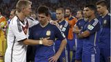 Vier Jahre später lief es für Argentinien besser. Im Finale von Rio de Janeiro traf Argentinien auf Deutschland. Nach 90 Minuten stand es 0:0, in der Verlängerung erzielte Mario Götze den Siegtreffer. Bastian Schweinsteiger vergaß bei aller Euphorie nicht, Messi zu trösten, der dem WM-Titel noch nie so nah war wie in diesen dramatischen Momenten im Maracanã-Stadion.