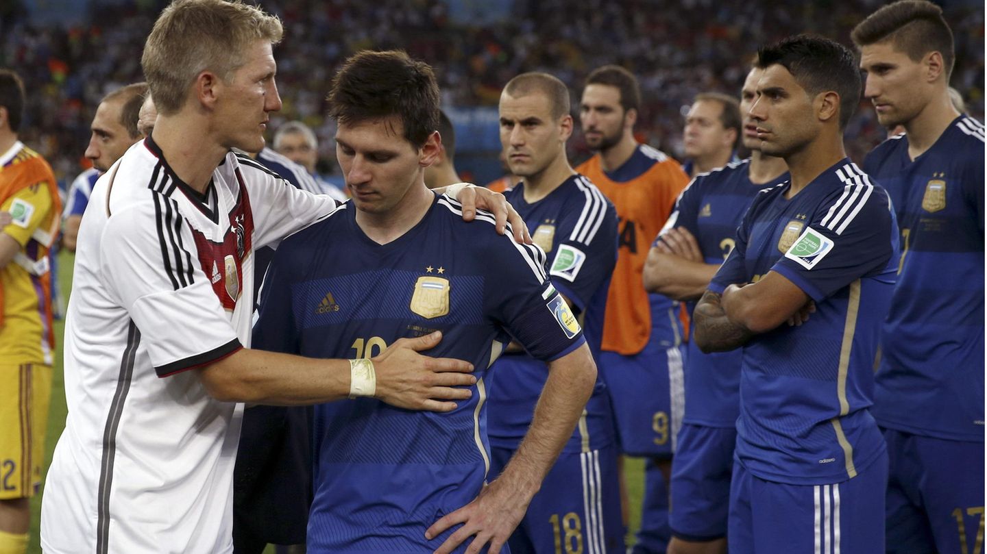 WM-Finale in Katar: Vier Jahre später lief es für Argentinien besser. Im Finale von Rio de Janeiro traf Argentinien auf Deutschland. Nach 90 Minuten stand es 0:0, in der Verlängerung erzielte Mario Götze den Siegtreffer. Bastian Schweinsteiger vergaß bei aller Euphorie nicht, Messi zu trösten, der dem WM-Titel noch nie so nah war wie in diesen dramatischen Momenten im Maracanã-Stadion. Vier Jahre später lief es für Argentinien besser. Im Finale von Rio de Janeiro traf Argentinien auf Deutschland. Nach 90 Minuten stand es 0:0, in der Verlängerung erzielte Mario Götze den Siegtreffer. Bastian Schweinsteiger vergaß bei aller Euphorie nicht, Messi zu trösten, der dem WM-Titel noch nie so nah war wie in diesen dramatischen Momenten im Maracanã-Stadion.