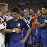 Vier Jahre später lief es für Argentinien besser. Im Finale von Rio de Janeiro traf Argentinien auf Deutschland. Nach 90 Minuten stand es 0:0, in der Verlängerung erzielte Mario Götze den Siegtreffer. Bastian Schweinsteiger vergaß bei aller Euphorie nicht, Messi zu trösten, der dem WM-Titel noch nie so nah war wie in diesen dramatischen Momenten im Maracanã-Stadion.