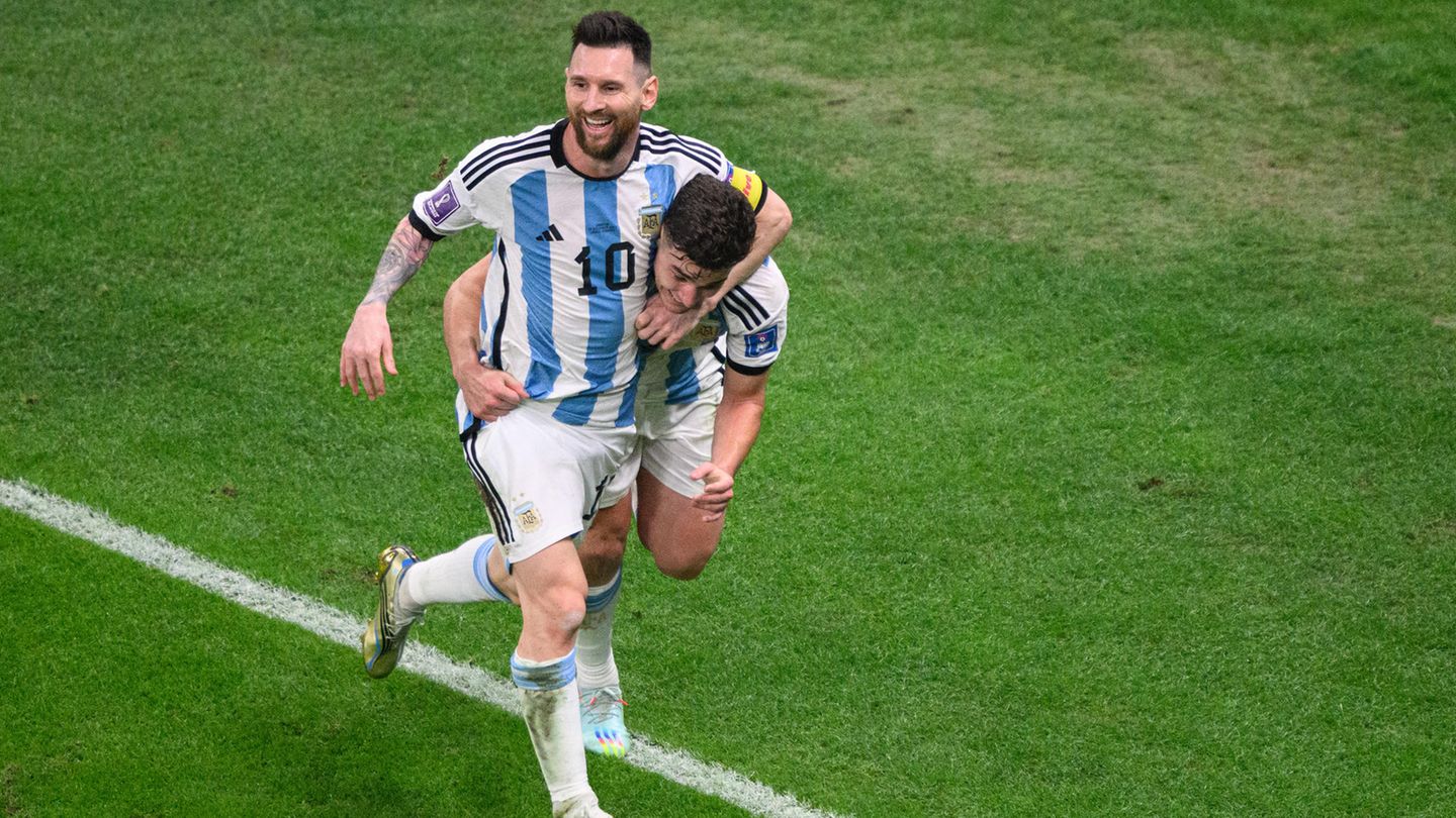 Und Messi ist nicht allein: Mit Julian Alvarez (hier beim Torjubel gegen Kroatien) hat er einen jungen Stürmer an seiner Seite, der ebenfalls in Bestform ist. Alvarez hat bislang vier Tore geschossen und eine Torvorlage gegeben. Messi kommt auf fünf Treffer und drei Vorlagen. Auch Maradona hatte 1986 eine starke Mannschaft an seiner Seite, bei Messi ist es diesmal genauso. Das könnte helfen bei der Erfüllung des großen Traums.