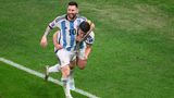 Und Messi ist nicht allein: Mit Julian Alvarez (hier beim Torjubel gegen Kroatien) hat er einen jungen Stürmer an seiner Seite, der ebenfalls in Bestform ist. Alvarez hat bislang vier Tore geschossen und eine Torvorlage gegeben. Messi kommt auf fünf Treffer und drei Vorlagen. Auch Maradona hatte 1986 eine starke Mannschaft an seiner Seite, bei Messi ist es diesmal genauso. Das könnte helfen bei der Erfüllung des großen Traums.