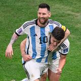 Und Messi ist nicht allein: Mit Julian Alvarez (hier beim Torjubel gegen Kroatien) hat er einen jungen Stürmer an seiner Seite, der ebenfalls in Bestform ist. Alvarez hat bislang vier Tore geschossen und eine Torvorlage gegeben. Messi kommt auf fünf Treffer und drei Vorlagen. Auch Maradona hatte 1986 eine starke Mannschaft an seiner Seite, bei Messi ist es diesmal genauso. Das könnte helfen bei der Erfüllung des großen Traums.