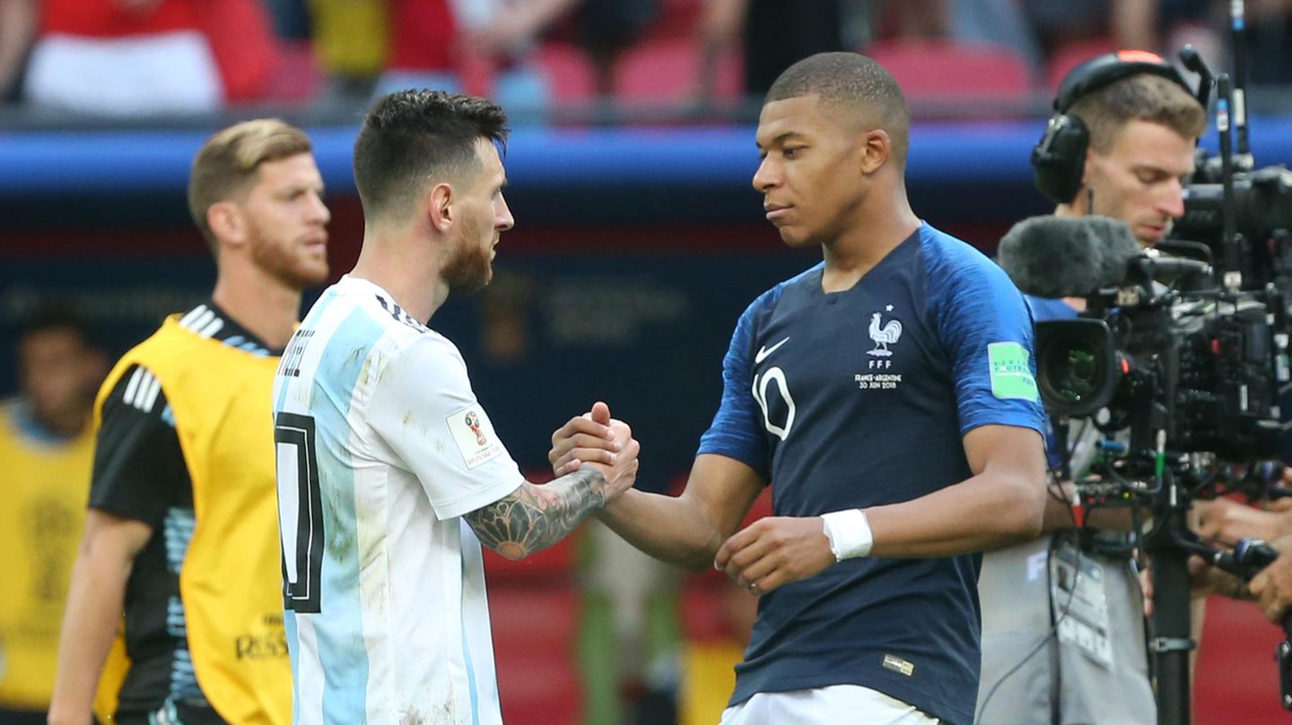 In Russland spielte ein lustloser Messi in einer schwachen Elf und entsprechend früh kam das Aus im Achtelfinale gegen Frankreich. Der spätere Weltmeister und neue Superstar am Fußball-Firmament, Kylian Mbappé, und Messi gaben sich dennoch die Hand. Mittlerweile spielen sie beide bei Paris Saint-Germain, stehen also gemeinsam auf der Gehaltsliste Katars. Messis Ansehen in der Heimat war das frühe Aus in Russland nicht zuträglich, er hatte seine Landsleute erneut enttäuscht. Mit Maradona konnte er nicht mithalten. 