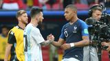 In Russland spielte ein lustloser Messi in einer schwachen Elf und entsprechend früh kam das Aus im Achtelfinale gegen Frankreich. Der spätere Weltmeister und neue Superstar am Fußball-Firmament, Kylian Mbappé, und Messi gaben sich dennoch die Hand. Mittlerweile spielen sie beide bei Paris Saint-Germain, stehen also gemeinsam auf der Gehaltsliste Katars. Messis Ansehen in der Heimat war das frühe Aus in Russland nicht zuträglich, er hatte seine Landsleute erneut enttäuscht. Mit Maradona konnte er nicht mithalten. 
