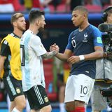In Russland spielte ein lustloser Messi in einer schwachen Elf und entsprechend früh kam das Aus im Achtelfinale gegen Frankreich. Der spätere Weltmeister und neue Superstar am Fußball-Firmament, Kylian Mbappé, und Messi gaben sich dennoch die Hand. Mittlerweile spielen sie beide bei Paris Saint-Germain, stehen also gemeinsam auf der Gehaltsliste Katars. Messis Ansehen in der Heimat war das frühe Aus in Russland nicht zuträglich, er hatte seine Landsleute erneut enttäuscht. Mit Maradona konnte er nicht mithalten. 