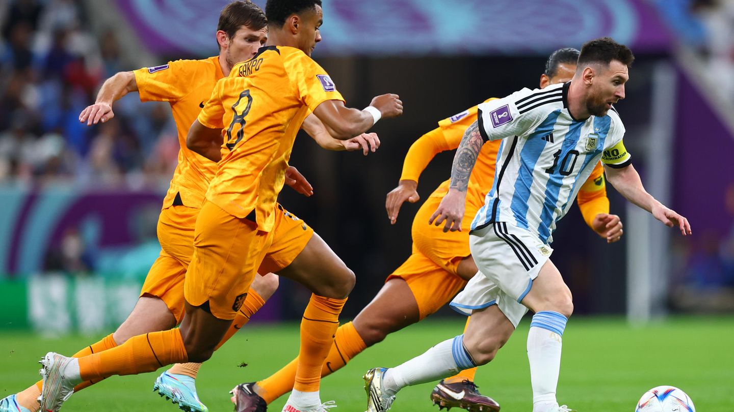 WM-Finale in Katar: 2022 in Katar ist alles anders. Unter Nationaltrainer Lionel Scaloni ist Argentinien eine geschlossene Einheit und fuhr nach einer erfolgreichen Qualifikation als einer der Turnier-Favoriten zur WM. Nach der Auftakt-Niederlage gegen Saudi-Arabien steigerte sich das Team, was auch daran liegt, dass Messi das beste Turnier seiner Karriere spielt trotz seines hohen Alters von 35 Jahren. Gegen die Niederlande fabrizierte er zum Beispiel einen genialen Pass, von dem viele behaupten, er sei eigentlich gar nicht spielbar. Aber so ist das eben, wenn ein Genie in Form ist und ein Ziel verfolgt: die Krönung der Karriere. 2022 in Katar ist alles anders. Unter Nationaltrainer Lionel Scaloni ist Argentinien eine geschlossene Einheit und fuhr nach einer erfolgreichen Qualifikation als einer der Turnier-Favoriten zur WM. Nach der Auftakt-Niederlage gegen Saudi-Arabien steigerte sich das Team, was auch daran liegt, dass Messi das beste Turnier seiner Karriere spielt trotz seines hohen Alters von 35 Jahren. Gegen die Niederlande fabrizierte er zum Beispiel einen genialen Pass, von dem viele behaupten, er sei eigentlich gar nicht spielbar. Aber so ist das eben, wenn ein Genie in Form ist und ein Ziel verfolgt: die Krönung der Karriere.