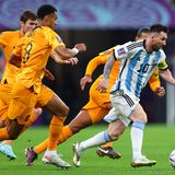 2022 in Katar ist alles anders. Unter Nationaltrainer Lionel Scaloni ist Argentinien eine geschlossene Einheit und fuhr nach einer erfolgreichen Qualifikation als einer der Turnier-Favoriten zur WM. Nach der Auftakt-Niederlage gegen Saudi-Arabien steigerte sich das Team, was auch daran liegt, dass Messi das beste Turnier seiner Karriere spielt trotz seines hohen Alters von 35 Jahren. Gegen die Niederlande fabrizierte er zum Beispiel einen genialen Pass, von dem viele behaupten, er sei eigentlich gar nicht spielbar. Aber so ist das eben, wenn ein Genie in Form ist und ein Ziel verfolgt: die Krönung der Karriere.