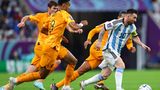 2022 in Katar ist alles anders. Unter Nationaltrainer Lionel Scaloni ist Argentinien eine geschlossene Einheit und fuhr nach einer erfolgreichen Qualifikation als einer der Turnier-Favoriten zur WM. Nach der Auftakt-Niederlage gegen Saudi-Arabien steigerte sich das Team, was auch daran liegt, dass Messi das beste Turnier seiner Karriere spielt trotz seines hohen Alters von 35 Jahren. Gegen die Niederlande fabrizierte er zum Beispiel einen genialen Pass, von dem viele behaupten, er sei eigentlich gar nicht spielbar. Aber so ist das eben, wenn ein Genie in Form ist und ein Ziel verfolgt: die Krönung der Karriere.
