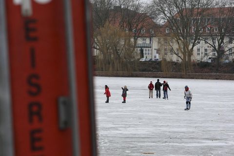 Der zugefrorene Aasee in Münster