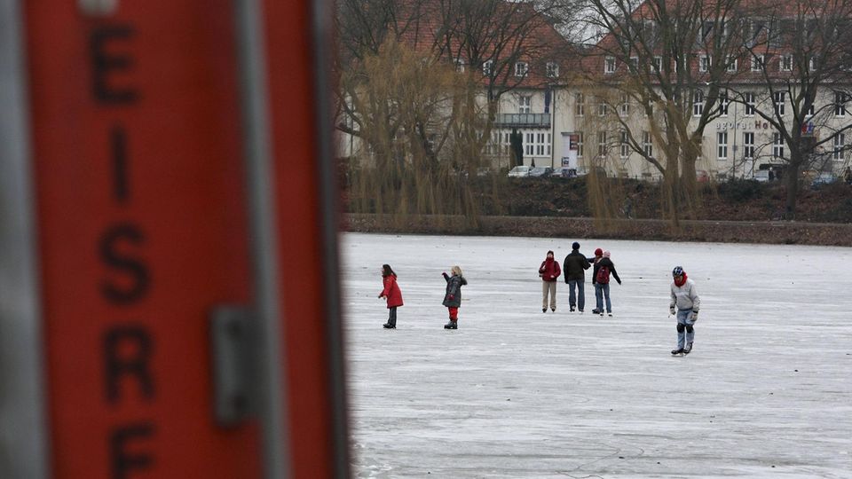 Der zugefrorene Aasee in Münster