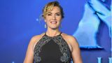 Derzeit ist Kate Winslet wieder auf der großen Leinwand zu sehen, denn sie spielt in "Avatar 2 – The Way of Water" mit. Der große Durchbruch als Schauspielerin gelang der gebürtigen Engländerin schon vor "Titanic", als sie 1995 in der Jane-Austen-Verfilmung "Sinn & Sinnlichkeit" spielte. Für ihre Darbietung gewann sie den BAFTA-Award und war für den Oscar und Golden Globe als beste Nebendarstellerin nominiert. Nach dem Cameron-Epos war Winslet in zahlreichen unterschiedlichen Rollen zu sehen: 2006 in der weihnachtlichen Romantikkomödie "Liebe braucht keine Ferien", 2011 in der Tragikkomödie "Der Gott des Gemetzels" und 2014 im Kostümfilm "Die Gärtnerin von Versailles". 2009 hatten Kate Winslet und Leonardo DiCaprio zum zweiten Mal gemeinsam vor der Kamera gestanden. In "Zeiten des Aufruhrs" hatten sie ein Ehepaar in der Krise verkörpert. Im selben Jahr gewann die Schauspielerin den Oscar für ihre Performance in "Der Vorleser". 2023 wird sie als Elizabeth "Lee" Miller, ein Model, das zur Kriegsberichterstatterin wurde, zu sehen sein. Privat ist Winslet zum dritten Mal verheiratet und hat drei Kinder.